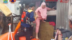 Banjir Bekasi Meluas, Air Capai 1,5 Meter, Warga Kelompok Rentan Dievakuasi