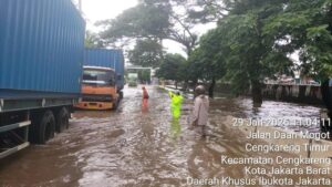Banjir 60 Cm di Daan Mogot Jakarta Barat Lumpuhkan Arus Lalu Lintas, Kendaraan Kecil Terjebak