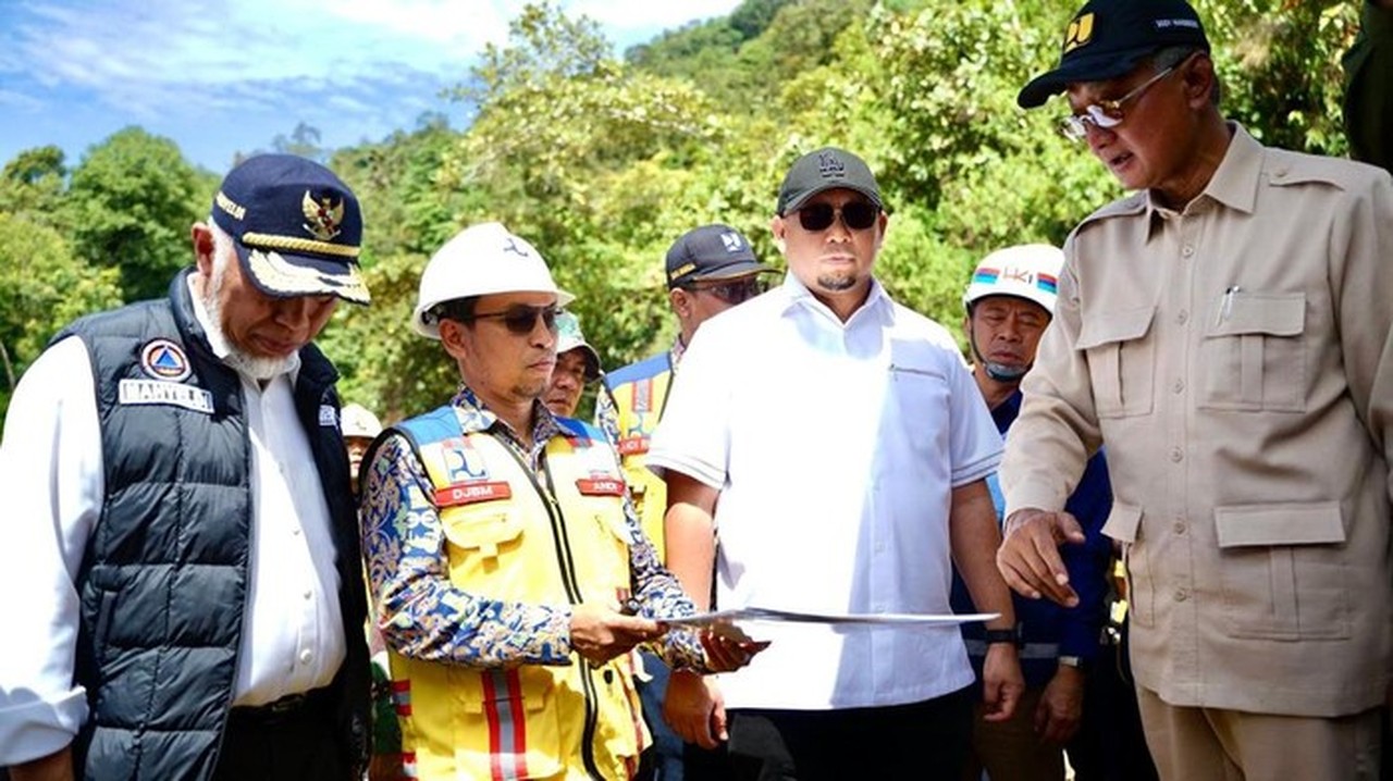 Andre Rosiade Ajak Menteri PU Tinjau Langsung Lembah Anai, Minta Perkuatan Jalur Permanen Andre Rosiade Ajak Menteri PU Tinjau Langsung Lembah Anai, Minta Perkuatan Jalur Permanen