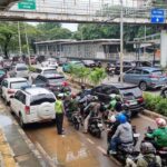 Banjir 10 Cm di Jalan Letjen Suprapto Jakpus, Arus Lalu Lintas Tersendat