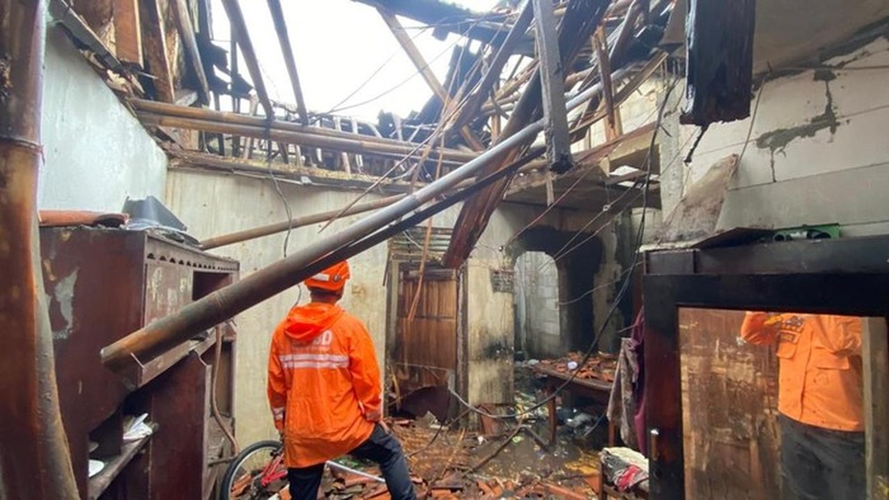 Rumah Warga di Bogor Ambruk Diterjang Hujan dan Angin Kencang, Penghuni Mengungsi