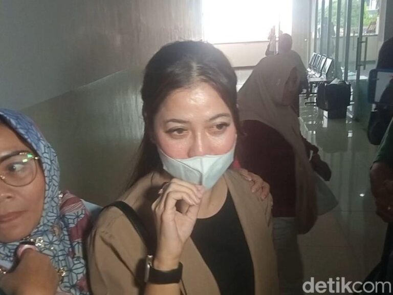 Dokter Kamelia Hadiri Sidang Ammar Zoni Bersama Sang Putri, Arumi