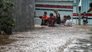 Banjir Cipinang Melayu Capai 130 Cm Akibat Luapan Kali Sunter