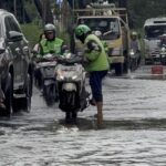 Banjir Kelapa Gading: Ojol Terpaksa Parkir di Tengah Jalan Demi Ambil Pesanan