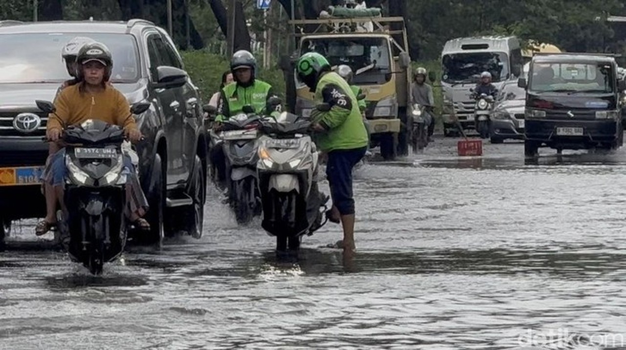 Banjir Kelapa Gading: Ojol Terpaksa Parkir di Tengah Jalan Demi Ambil Pesanan