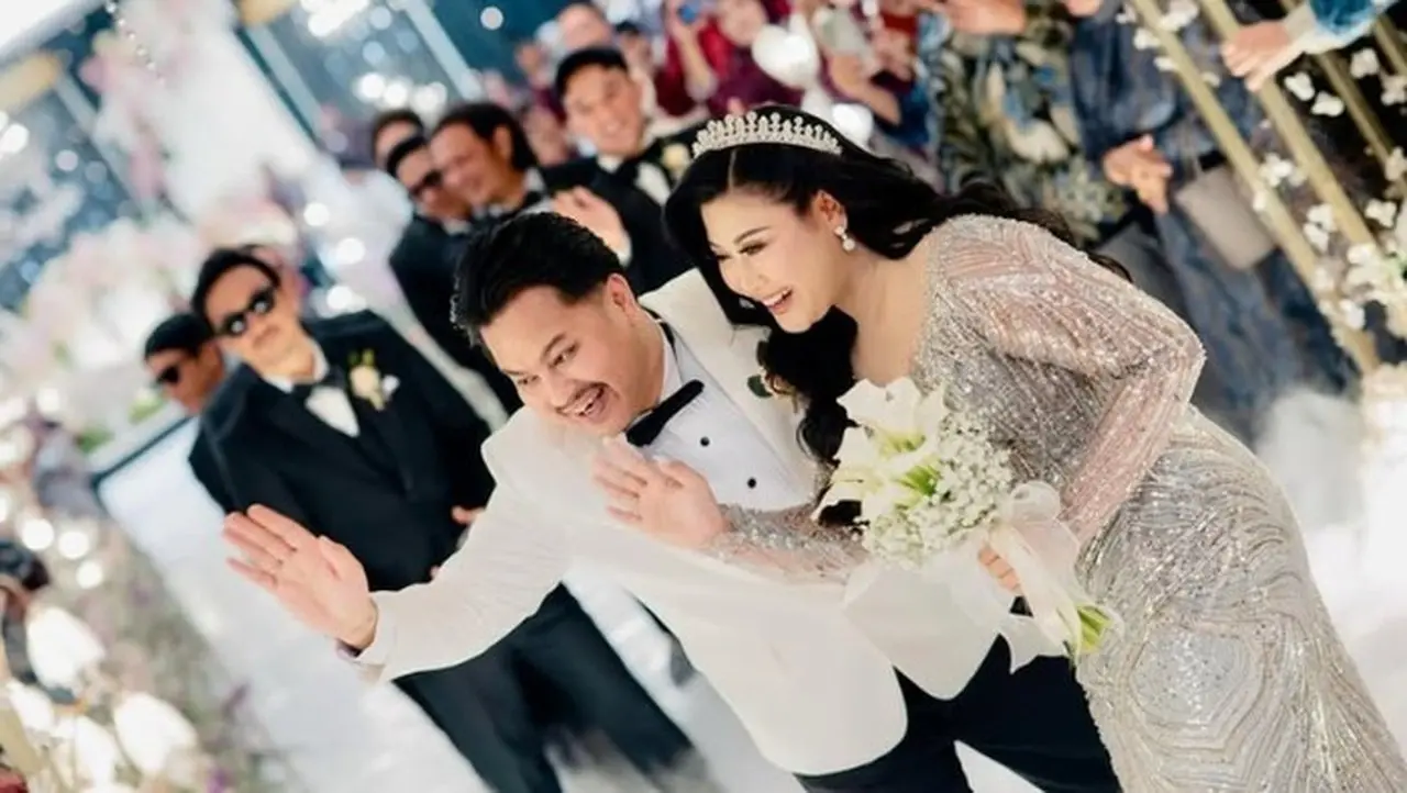 Boiyen Dan Suami Di Momen Pernikahan. Foto: Instagram/boiyenpesek & Instagram/rullyanggiakbar