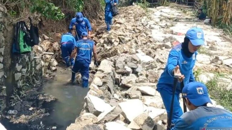 Tembok Pembatas 30 Meter di Cakung Timur Ambruk, Evakuasi Puing Dimulai