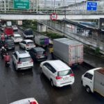 Genangan Air Setinggi 40 Cm di Daan Mogot, Lalu Lintas Jakarta Barat Tersendat Parah