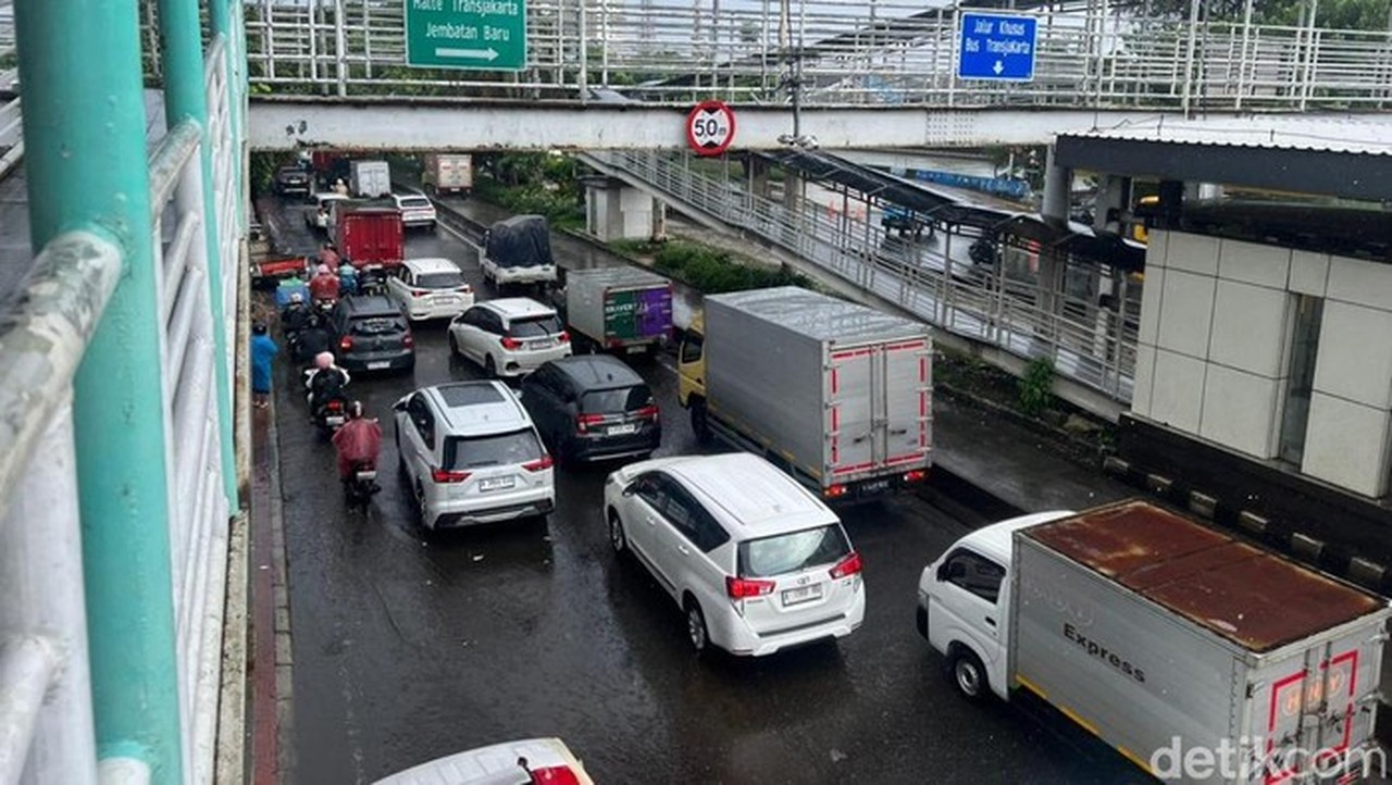 Genangan Air Setinggi 40 Cm di Daan Mogot, Lalu Lintas Jakarta Barat Tersendat Parah Genangan Air Setinggi 40 Cm di Daan Mogot, Lalu Lintas Jakarta Barat Tersendat Parah