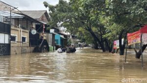 Banjir 80 Cm Kembali Landa Jalan Duta Kranji Bekasi Akibat Luapan Kali dan Hujan