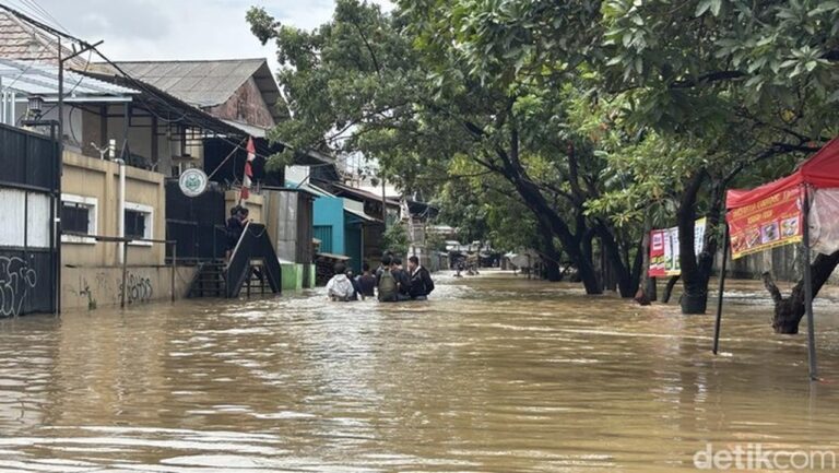 Banjir 80 Cm Kembali Landa Jalan Duta Kranji Bekasi Akibat Luapan Kali dan Hujan