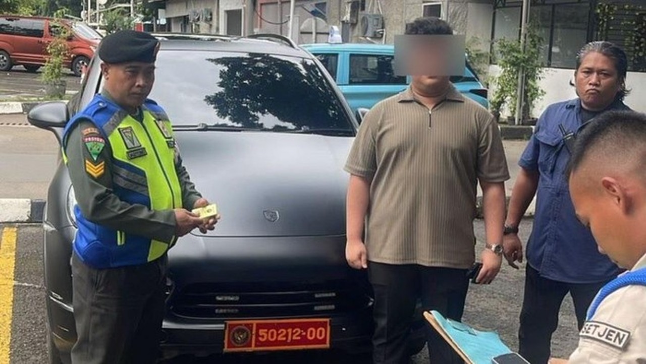 Porsche Berpelat Dinas Kemhan Tak Terdaftar, Pengemudi Diserahkan ke Polisi Porsche Berpelat Dinas Kemhan Tak Terdaftar, Pengemudi Diserahkan ke Polisi
