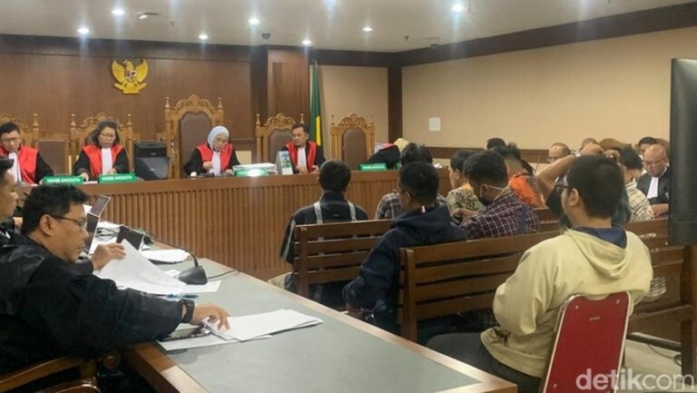 Saksi Akui Setor Rp 1,2 M ke Pegawai Kemnaker untuk Kelancaran Izin TKA Saksi Akui Setor Rp 1,2 M ke Pegawai Kemnaker untuk Kelancaran Izin TKA