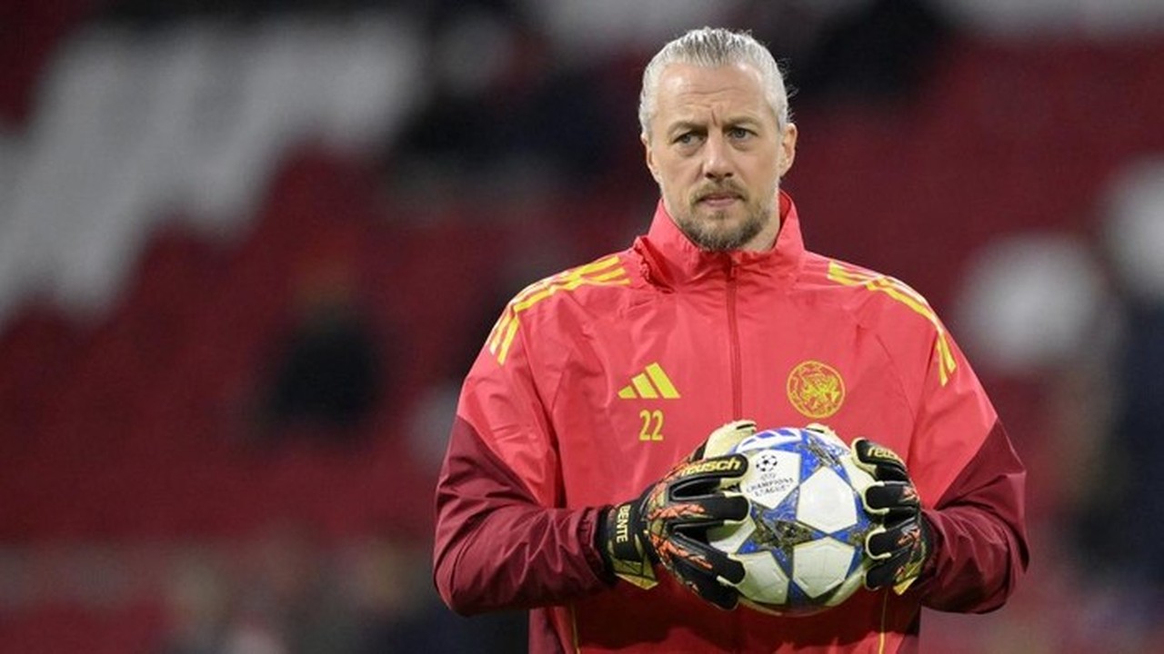 Remko Pasveer Hengkang, Maarten Paes Semakin Dekat Gabung Ajax Amsterdam