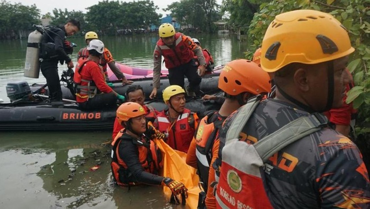 Ibu di Bekasi Tenggelam di Danau, Tim SAR Brimob Polda Metro Jaya Berhasil Evakuasi Korban