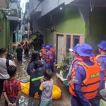 Ditpolairud Polda Metro Jaya Turun Tangan Bantu Warga Terdampak Banjir di Kebon Pala