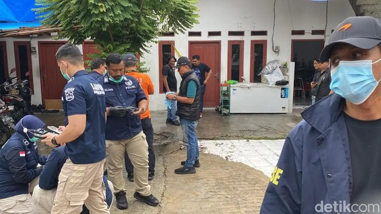 Foto: Tiga Orang Sekeluarga Ditemukan Tewas Di Tanjung Priok, Jakarta Utara. Warga Menceritakan, Para Korban Awalnya Ditemukan Keluarganya Yang Pulang Bekerja. (devi P/detikcom)