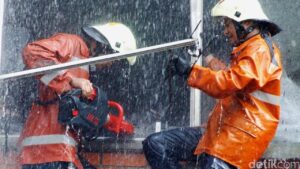 Api di Ruang Server Kedubes Italia Padam, 12 Unit Damkar Dikerahkan ke Menteng