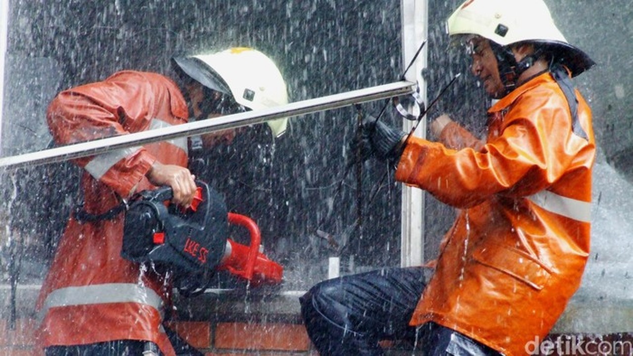 Api di Ruang Server Kedubes Italia Padam, 12 Unit Damkar Dikerahkan ke Menteng