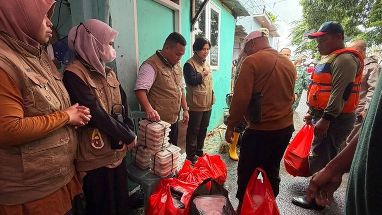 Polisi dan SPPG Teluk Pucung Bekasi Salurkan 500 Paket Makanan untuk Korban Banjir