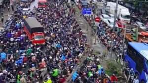 Terjebak Banjir 3 Jam di Daan Mogot, Warga Gagal Ngantor