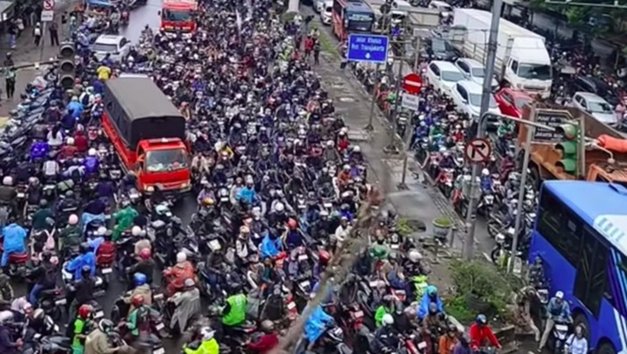 Terjebak Banjir 3 Jam di Daan Mogot, Warga Gagal Ngantor