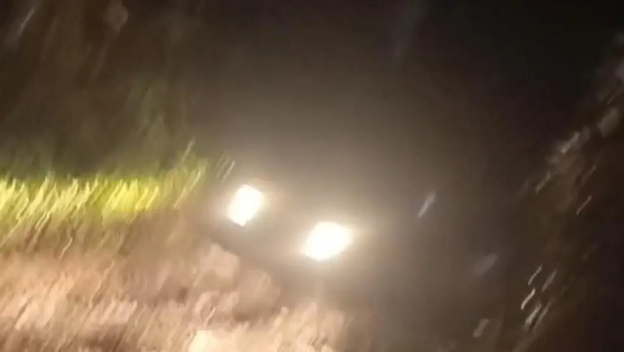 Foto: Mobil Wisatawan Alami Selip Ban Di Lumpur Saat Trekking Di Cisadon, Babakan Madang, Bogor Pada Rabu (31/12/2025). (dok. Istimewa)