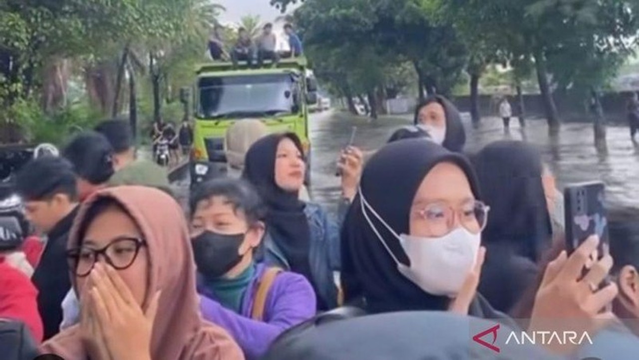 Kisah Haru Pekerja Tumpangi Truk Terobos Banjir dan Macet Parah di Daan Mogot