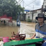 Pedagang Ikan Bekasi Terobos Banjir Kranji Demi Cuan dan Nafkahi Keluarga
