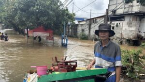 Pedagang Ikan Bekasi Terobos Banjir Kranji Demi Cuan dan Nafkahi Keluarga