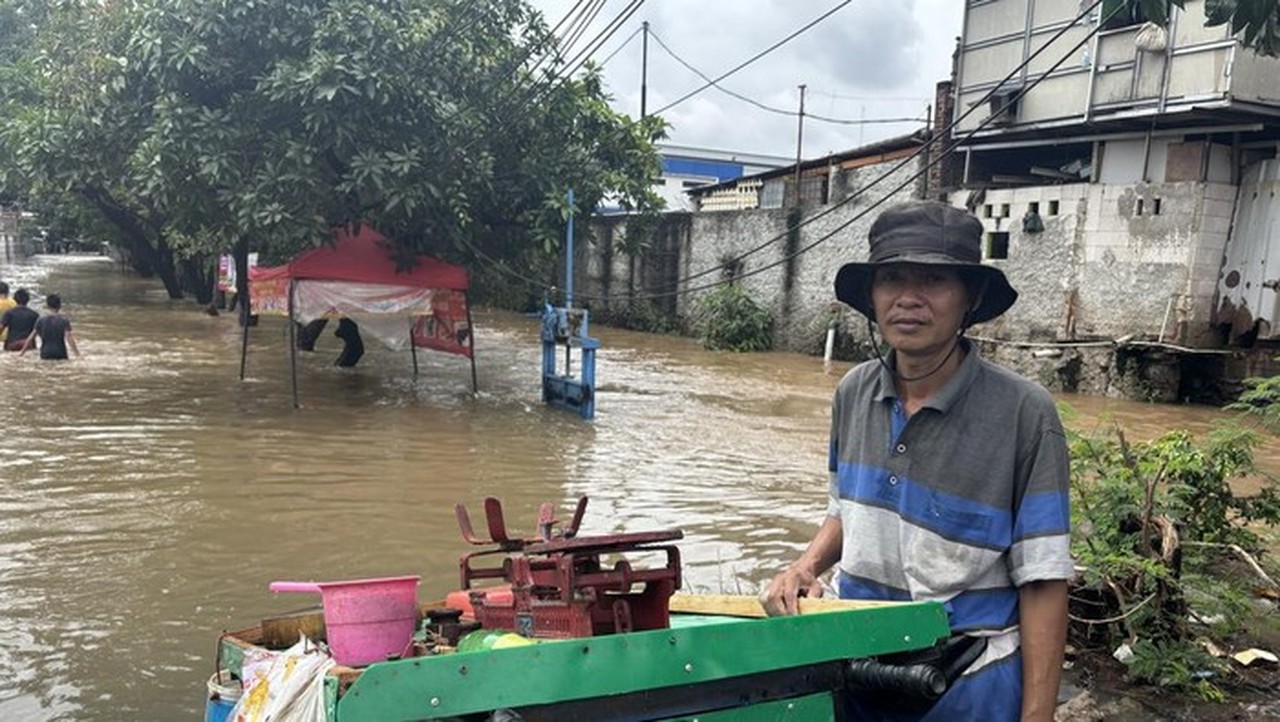 Pedagang Ikan Bekasi Terobos Banjir Kranji Demi Cuan dan Nafkahi Keluarga