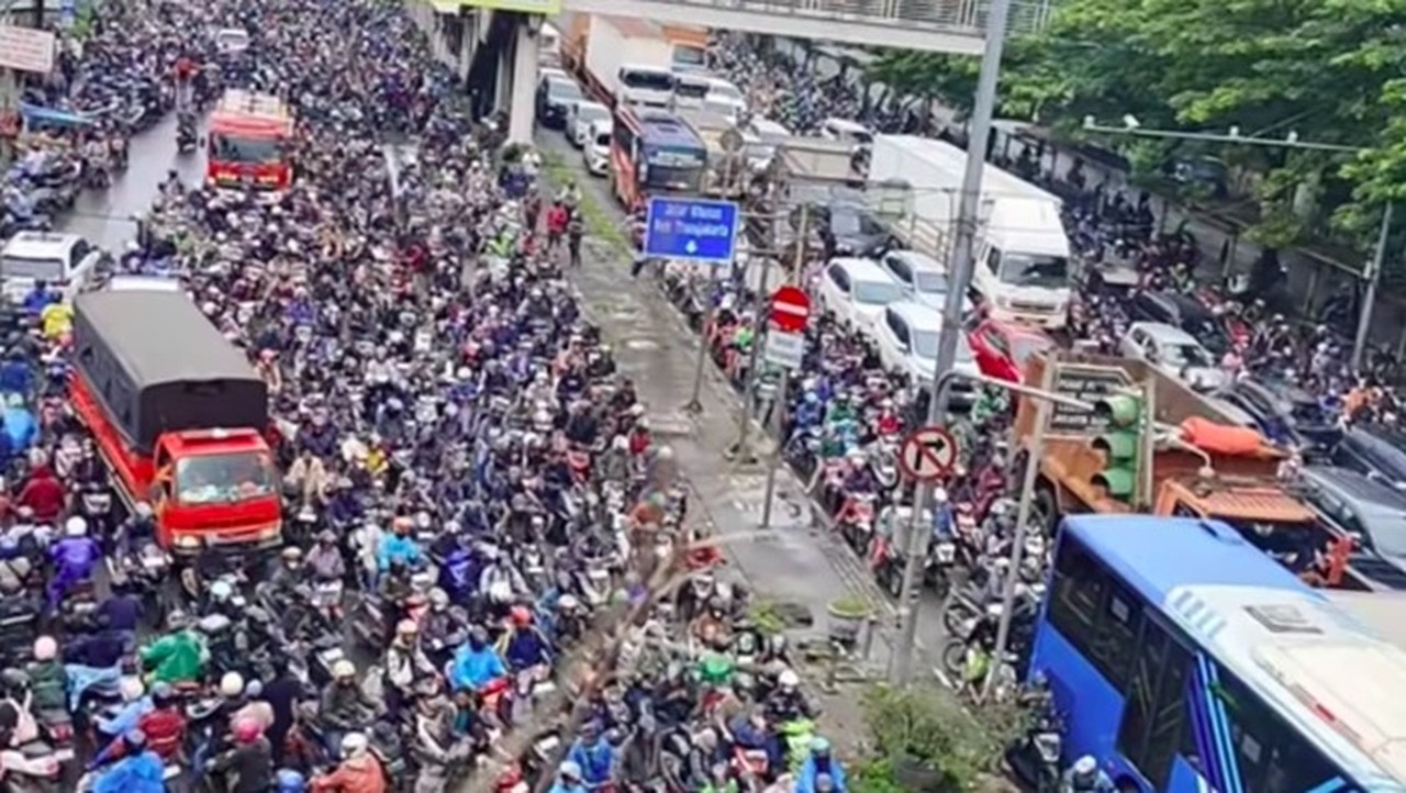 Banjir Daan Mogot 60 Cm Lumpuhkan Arus Lalu Lintas, Pengendara Motor Terjebak 3 Jam