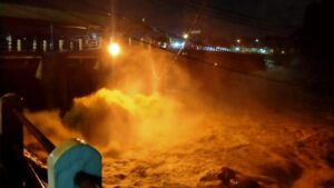 Bendung Katulampa Siaga 3 Akibat Hujan Deras di Puncak Bogor Malam Ini