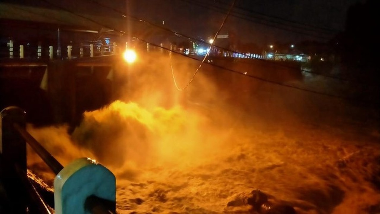 Bendung Katulampa Siaga 3 Akibat Hujan Deras di Puncak Bogor Malam Ini