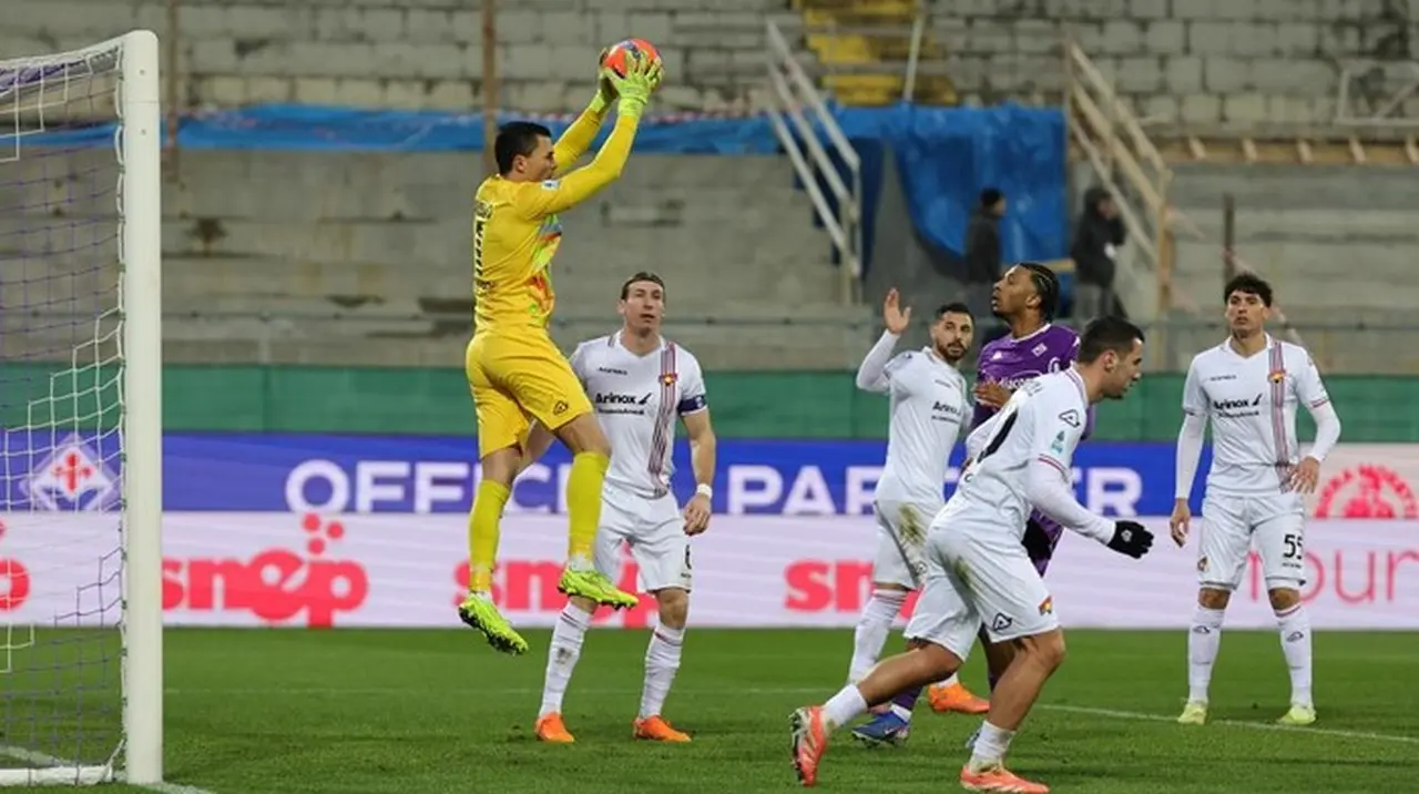 Aksi Emil Audero Mulyadi (kuning) Di Laga Fiorentina Vs Cremonese. Emil Bikin 7 Saves, Namun Cremonese Tetap Kalah 0 1. (foto: Andrea Martini/nurphoto Via Getty Images)