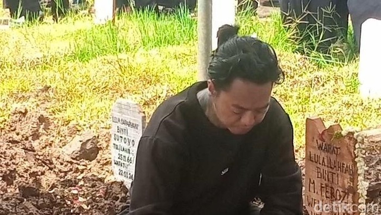 Reza Arap Ziarah ke Makam Lula Lahfah: Ingin Saya Lebih Maju dan ‘Gila’ Lagi Reza Arap Ziarah ke Makam Lula Lahfah: Ingin Saya Lebih Maju dan ‘Gila’ Lagi
