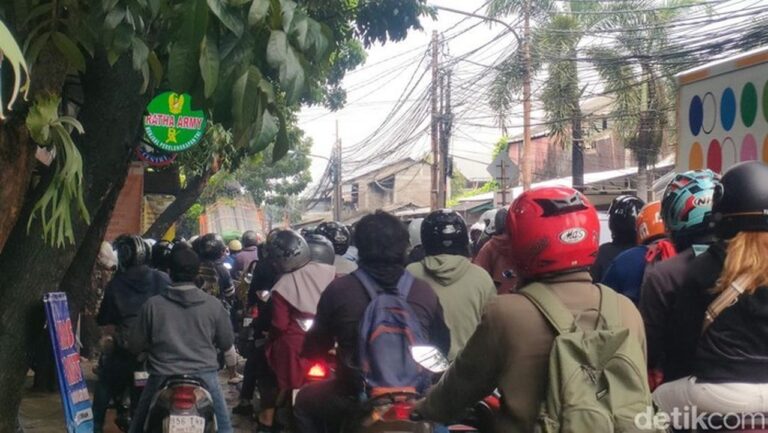 Truk Besi Nyangkut di Pohon, Lalu Lintas Jalan Raya Condet Jakarta Selatan Macet Parah Truk Besi Nyangkut di Pohon, Lalu Lintas Jalan Raya Condet Jakarta Selatan Macet Parah