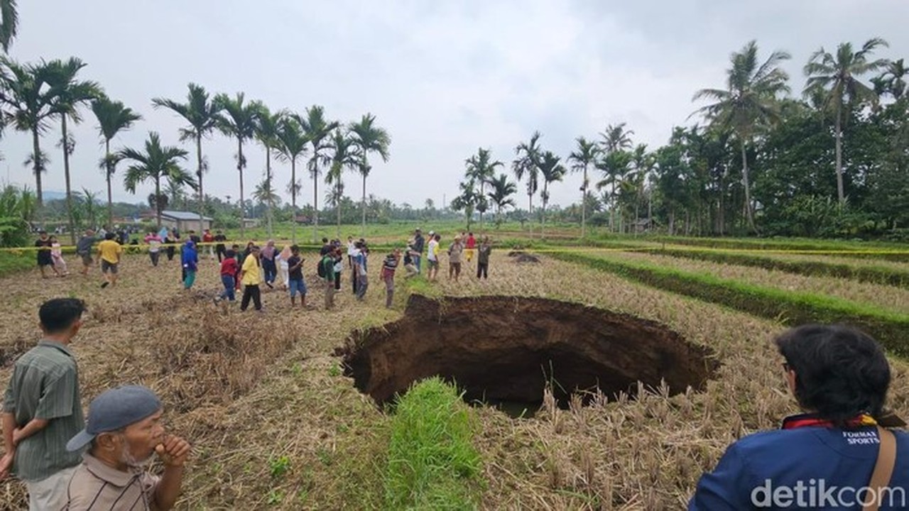 Lubang Raksasa Muncul Misterius di Sawah Warga Sumatera Barat Pasca Suara Ledakan
