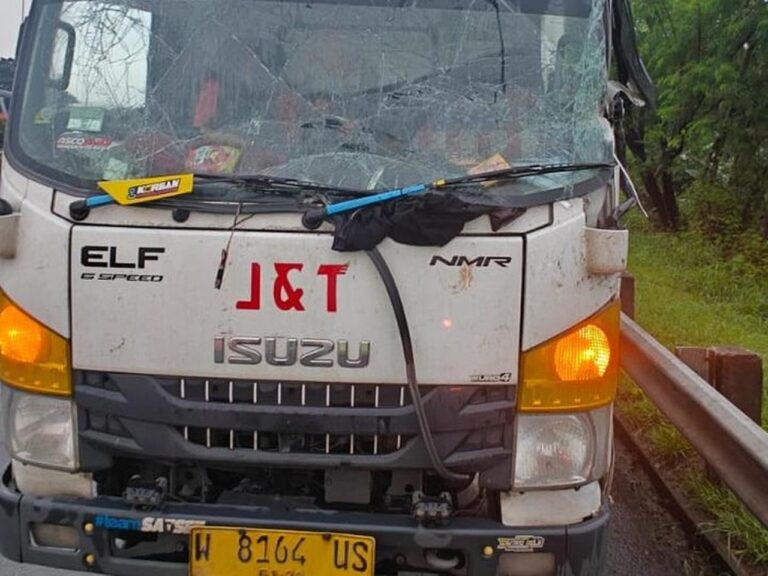 Kecelakaan Beruntun di Tol JORR Km 11, Tiga Kendaraan Ringsek