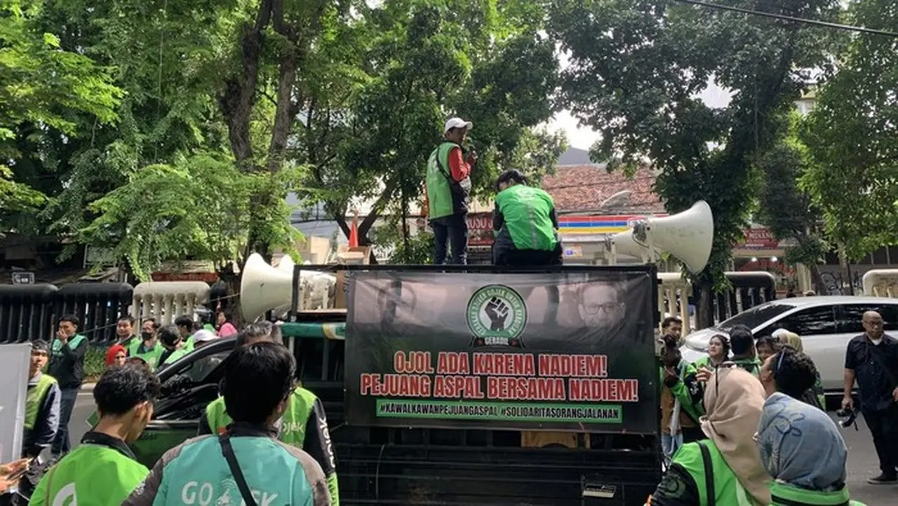 Driver Ojol Gelar Aksi Dukung Nadiem Di Depan Pn Jakpus Jelang Sidang (foto: Mulia Budi/detikcom)