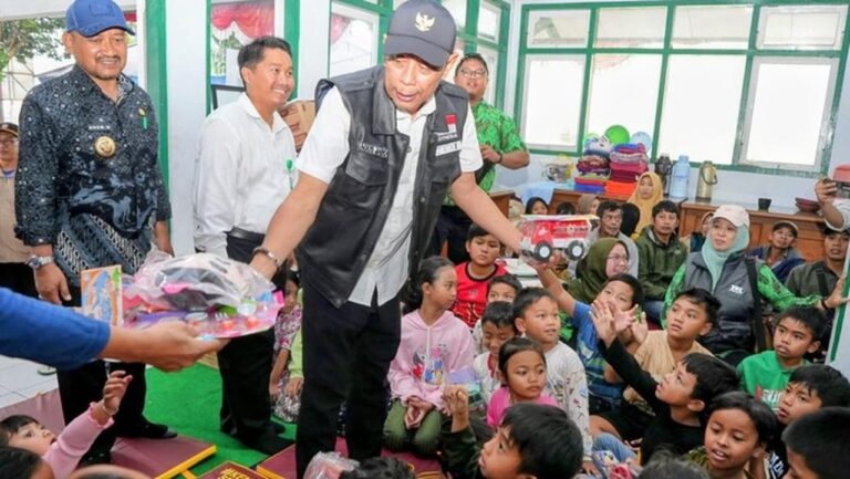 Wamensos Salurkan Bantuan Logistik dan Santunan untuk Korban Banjir Pemalang