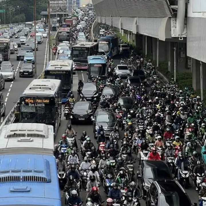 Usai Libur Nataru, Lalin Pancoran Arah Kuningan Macet Parah Pagi Ini