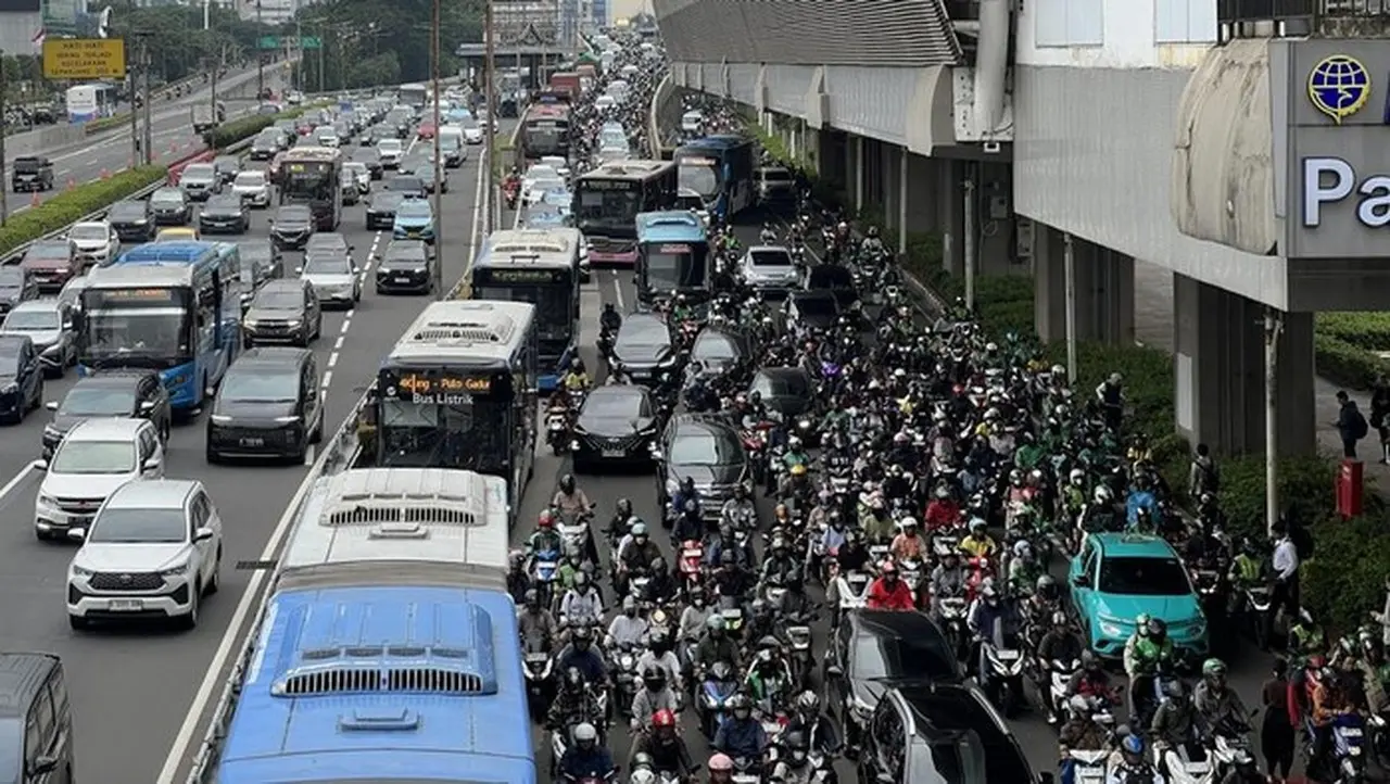 Lalu Lintas Di Jalan Gatot Subroto, Jakarta Selatan, Arah Kuningan Macet Pada Pagi Ini. (foto: Adhfar Aulia Syuhada/detikcom)