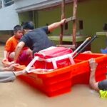 Banjir Kampung Melayu Tak Surut, Polairud Polda Metro Evakuasi Ratusan Warga Terdampak