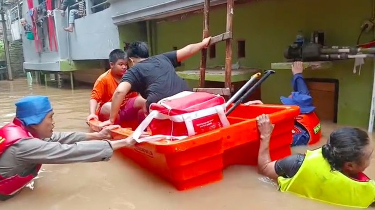 Banjir Kampung Melayu Tak Surut, Polairud Polda Metro Evakuasi Ratusan Warga Terdampak