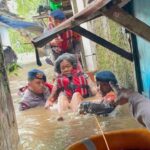 Banjir Kebon Pala 1,7 Meter, Brimob Polda Metro Jaya Evakuasi Lansia dan Anak-anak
