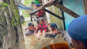 Banjir Kebon Pala 1,7 Meter, Brimob Polda Metro Jaya Evakuasi Lansia dan Anak-anak
