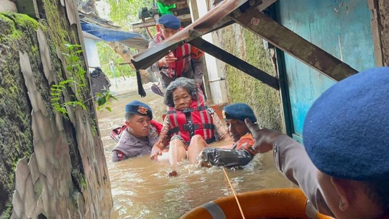 Banjir Kebon Pala 1,7 Meter, Brimob Polda Metro Jaya Evakuasi Lansia dan Anak-anak