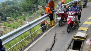 Jalan Khusus Motor di Batutulis Bogor Retak dan Amblas Akibat Hujan Deras