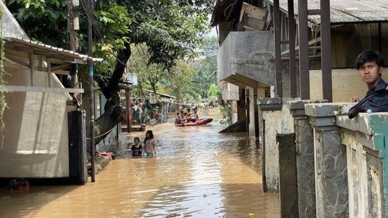 Banjir Pejaten Timur Meluas, Ketinggian Air di Beberapa Titik Mencapai 1,7 Meter Banjir Pejaten Timur Meluas, Ketinggian Air di Beberapa Titik Mencapai 1,7 Meter